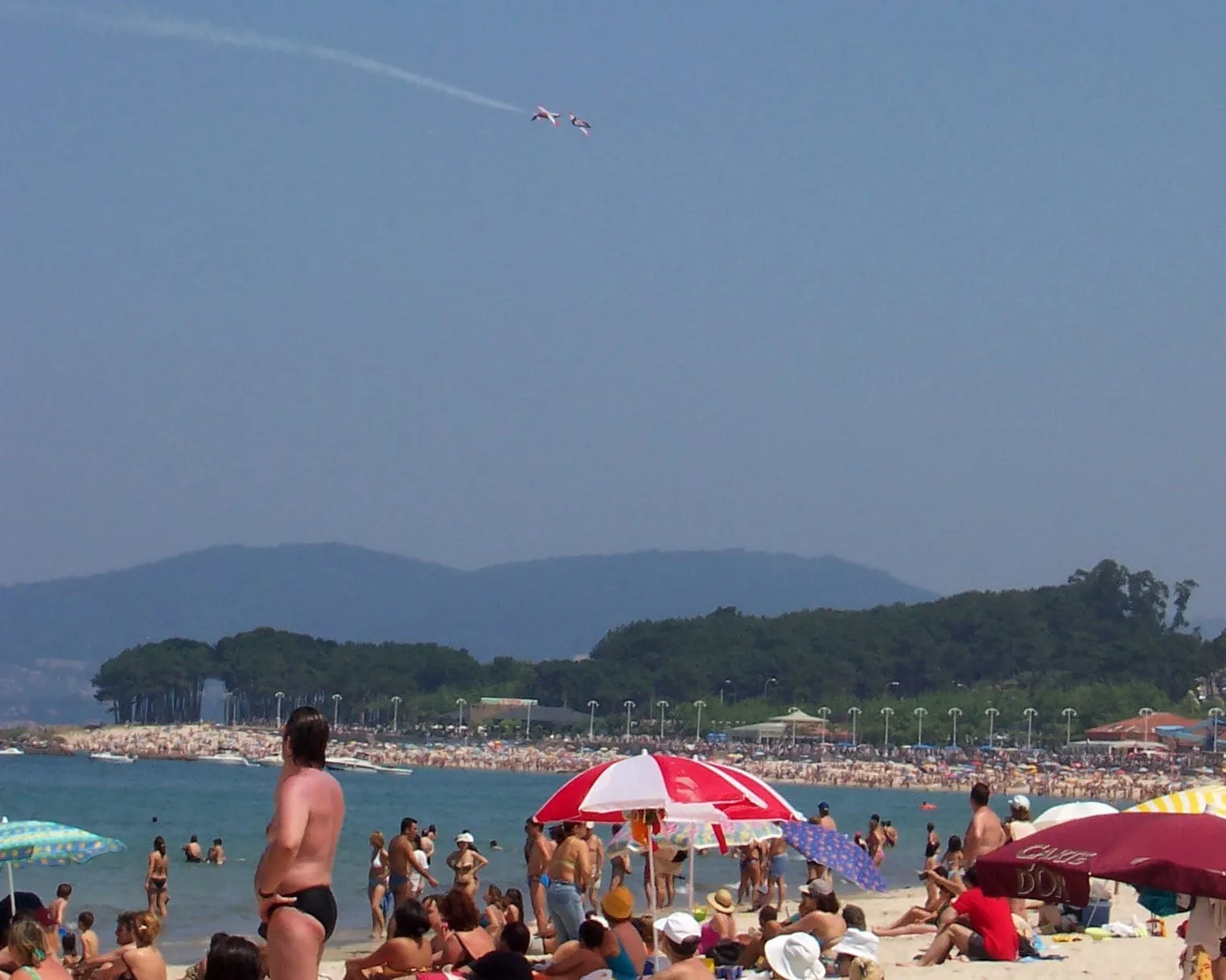 Playa de Samil con su paseo marítimo y la ría al fondo
