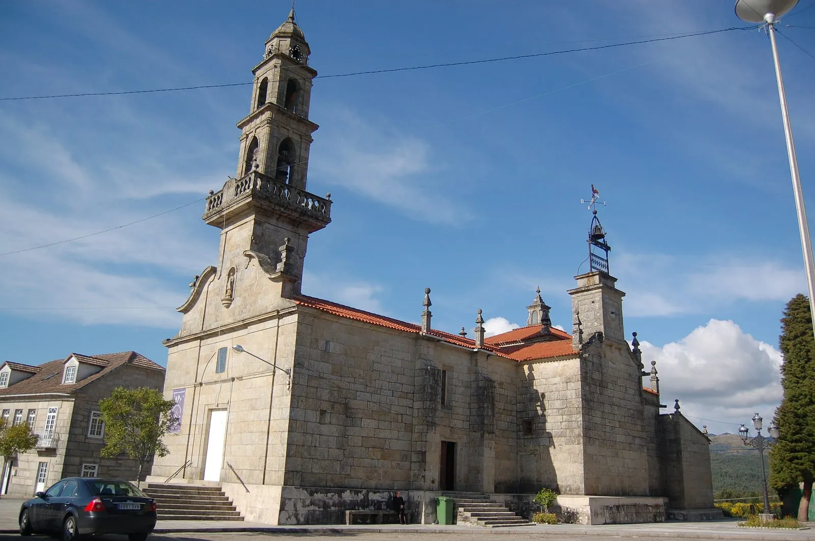 Igrexa de San Lourenzo de Fornelos de Montes, con la torre de campanario