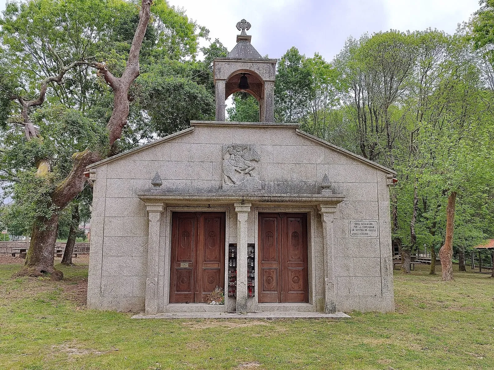 Capilla de Santiaguiño, en Guizán (Mos), rodeada de árboles