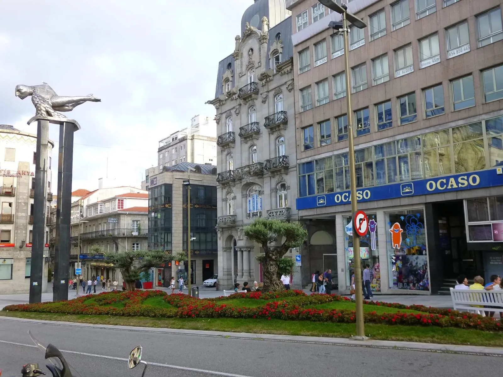 Vigo sale a la calle por la vivienda: cientos de personas se concentran en Porta do Sol