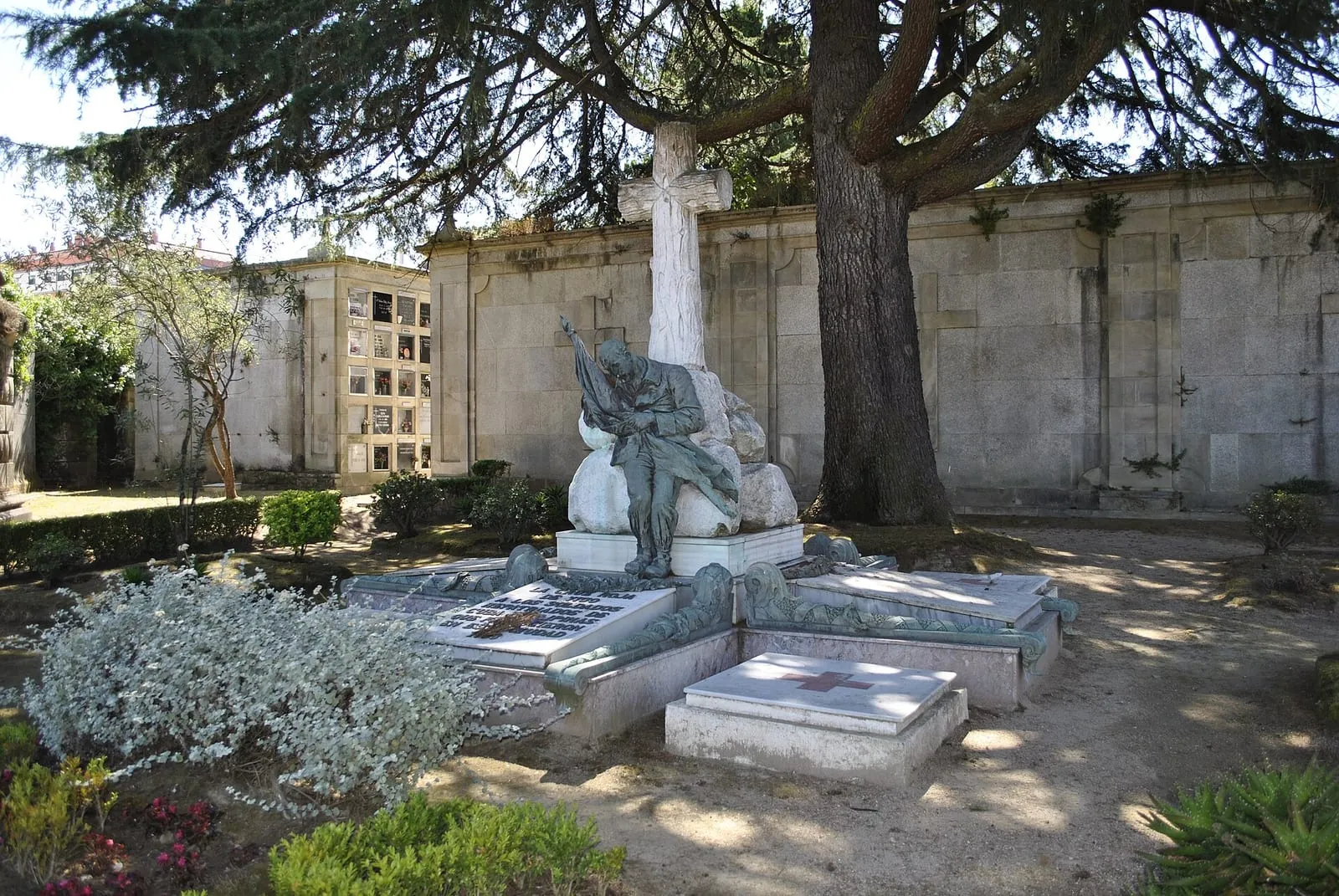 El cementerio de Pereiró esconde historias que pocos vigueses conocen