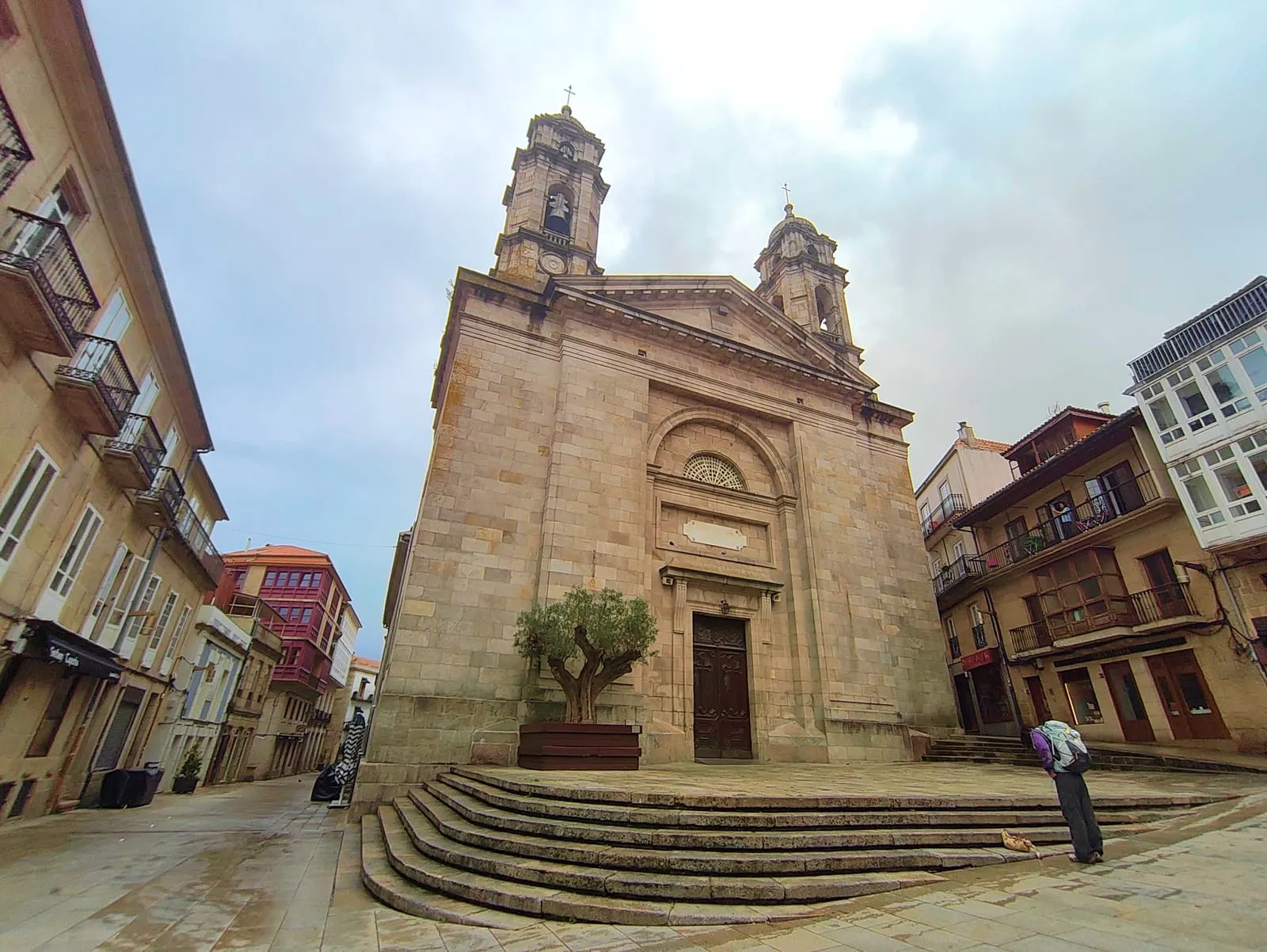 Fachada neoclásica de la Concatedral de Santa María de Vigo