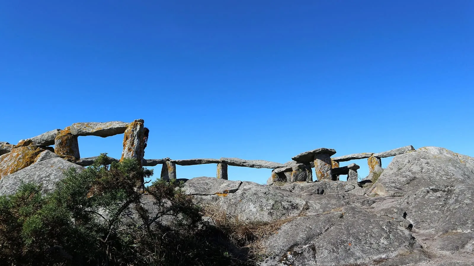 Barandilla de losas de piedra junto al Buraco do Inferno, en la isla de Ons
