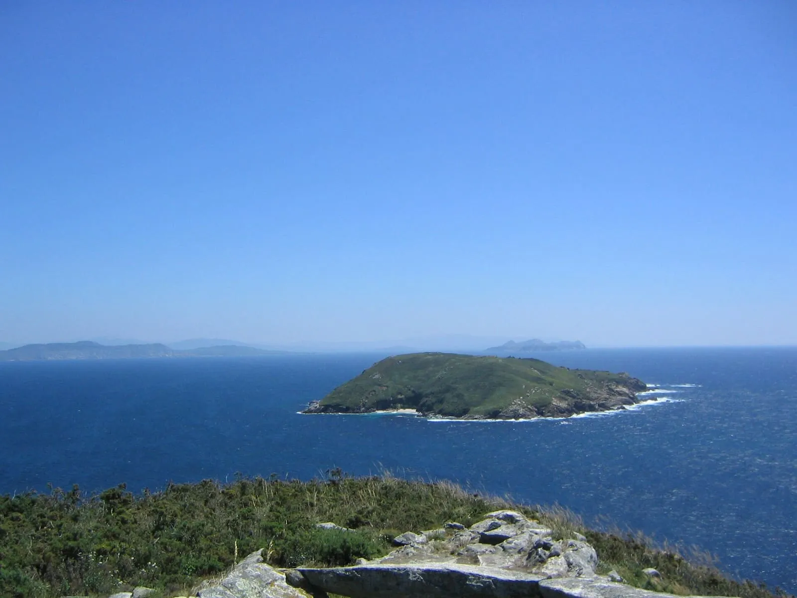 La isla de Onza vista desde el sur de Ons, con las Cíes en el horizonte