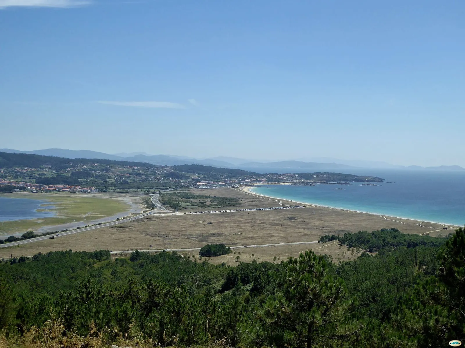 Vista aérea del istmo de A Lanzada con la playa a ambos lados