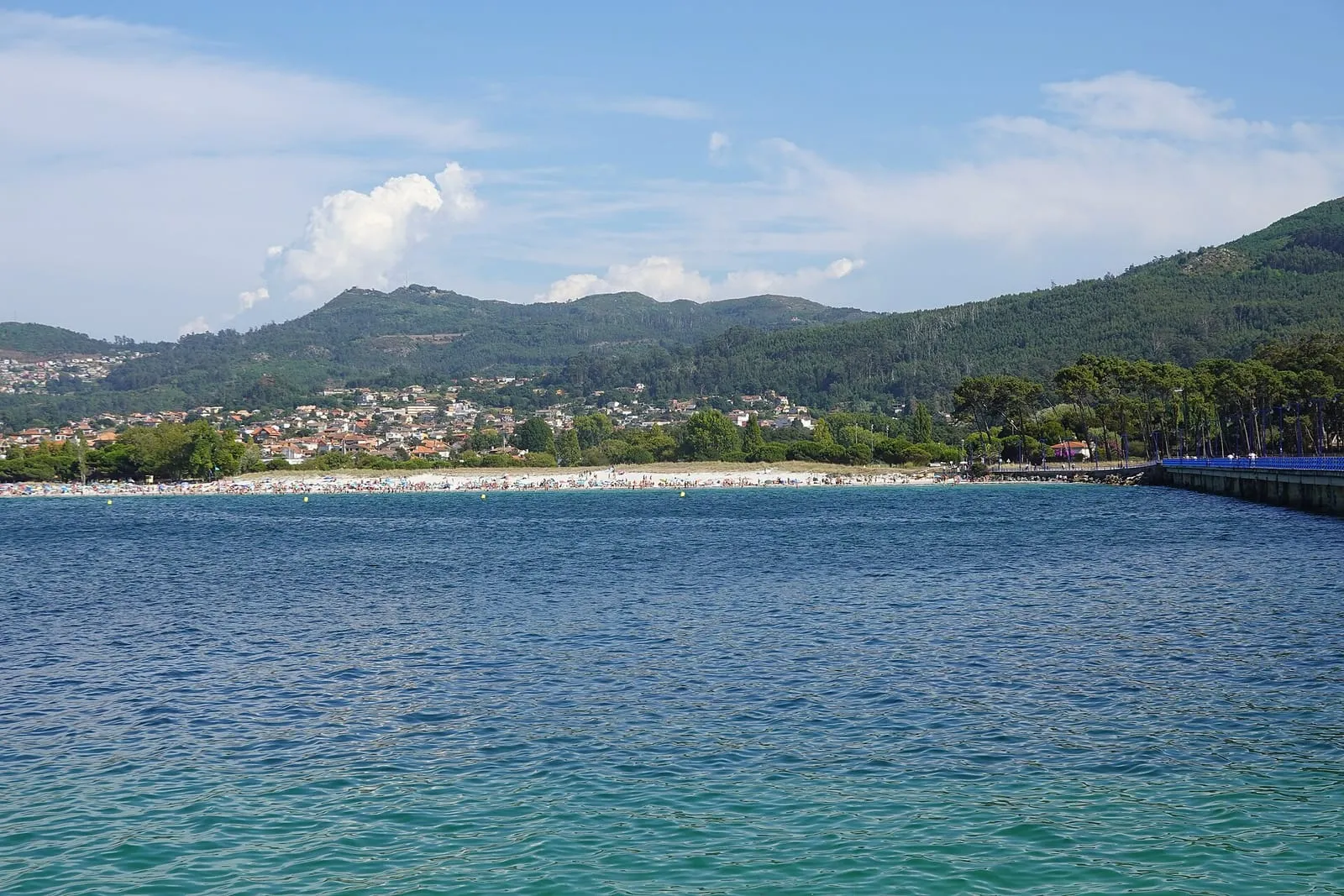 Bañistas en la orilla de la playa de O Vao en un día de verano