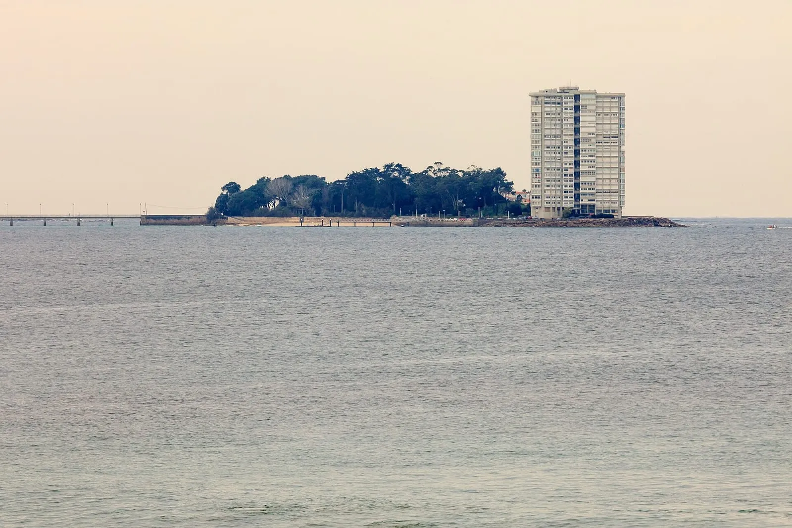 La Illa de Toralla con su torre de viviendas, en la ría de Vigo