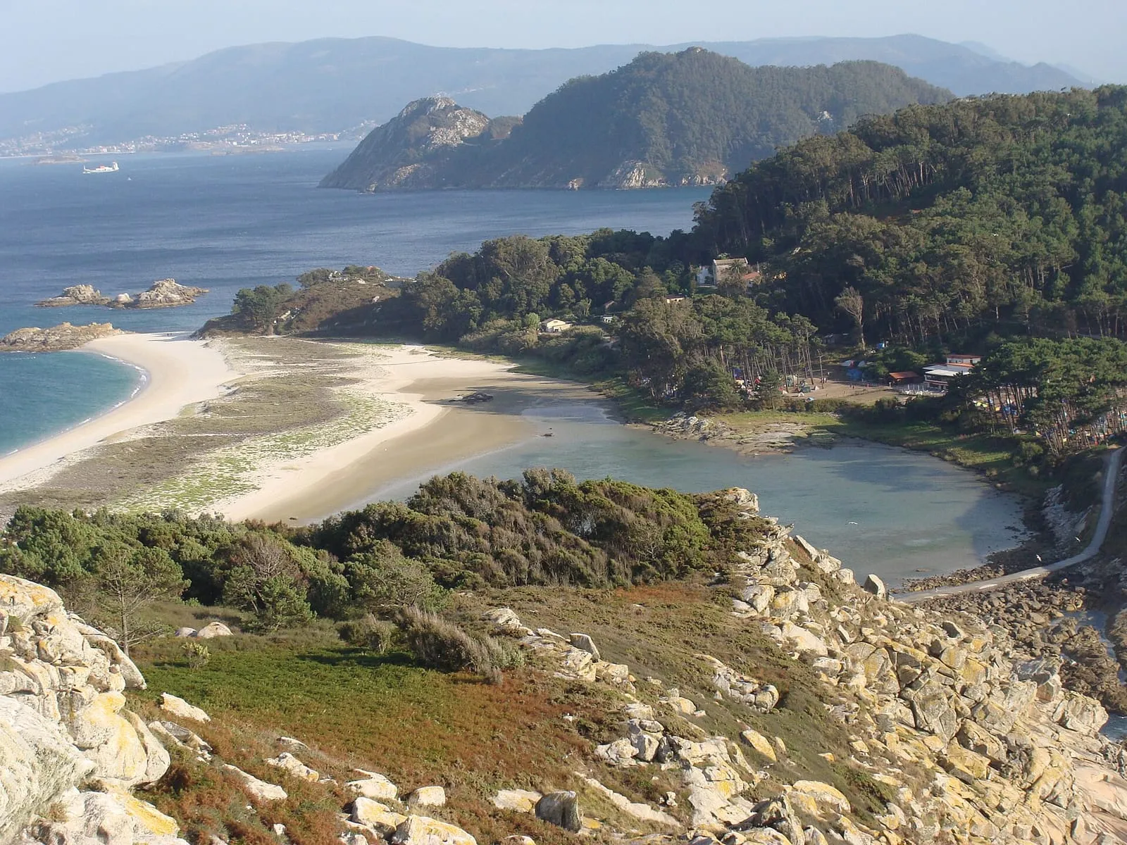 Vista aérea del Lago dos Nenos y la playa de Rodas en las Islas Cíes