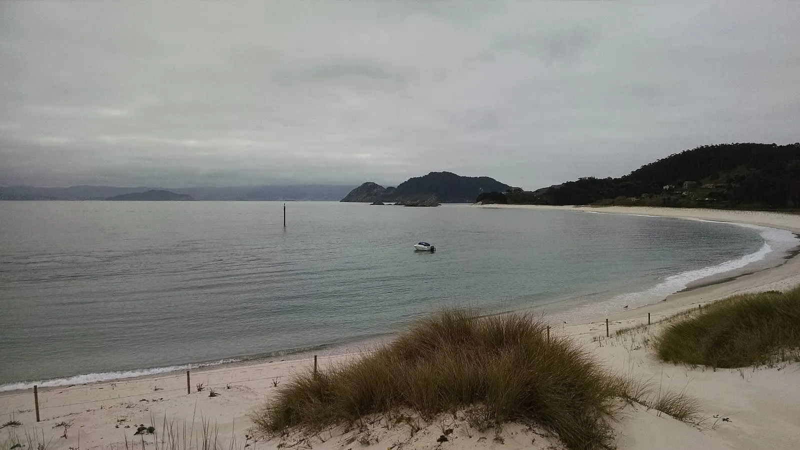 Arena y dunas de la playa de Rodas con las montañas de las Cíes al fondo