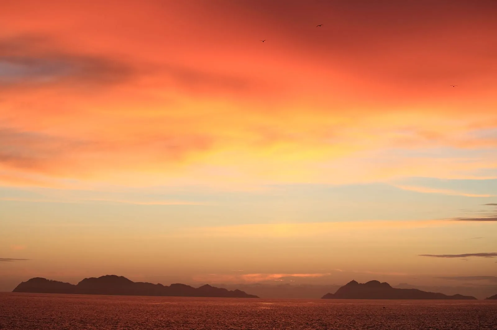 Atardecer anaranjado sobre las Islas Cíes visto desde la costa de Vigo