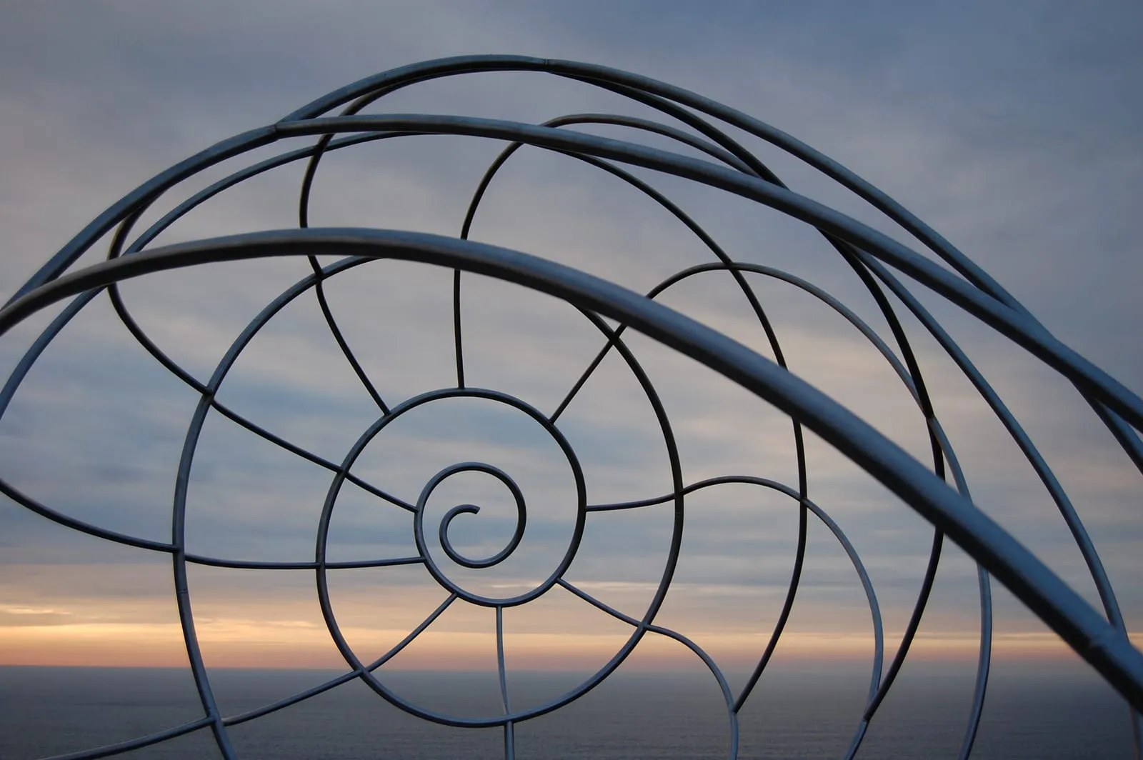 Escultura en espiral en la cima del Monte do Facho, sobre el Atlántico