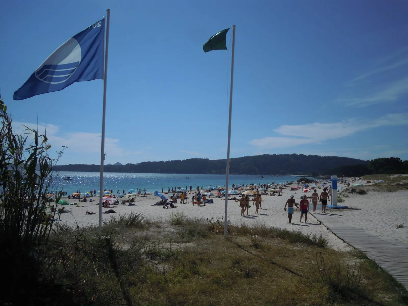 Praia de Nerga con su bandera azul y el paseo de madera sobre las dunas