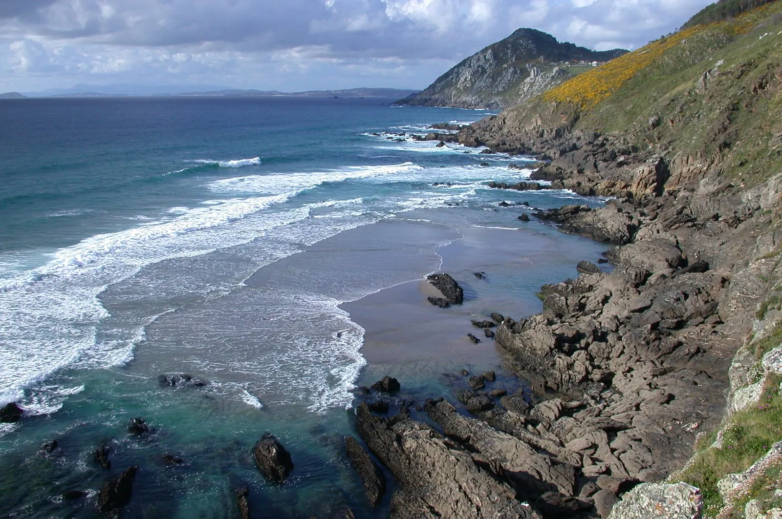 Cala salvaje en la costa da Soavela, con el Monte do Facho al fondo