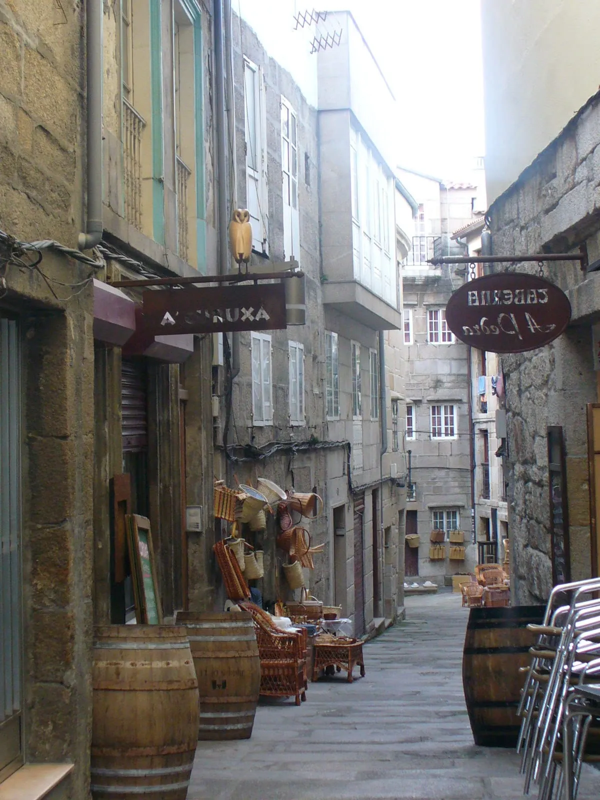 Cestas de mimbre colgadas en las fachadas de la rúa dos Cesteiros de Vigo