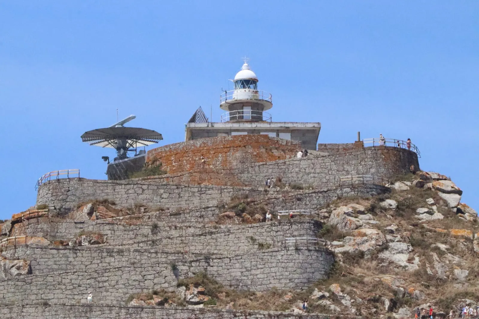 Faro de Cíes sobre los acantilados, con el Atlántico al fondo