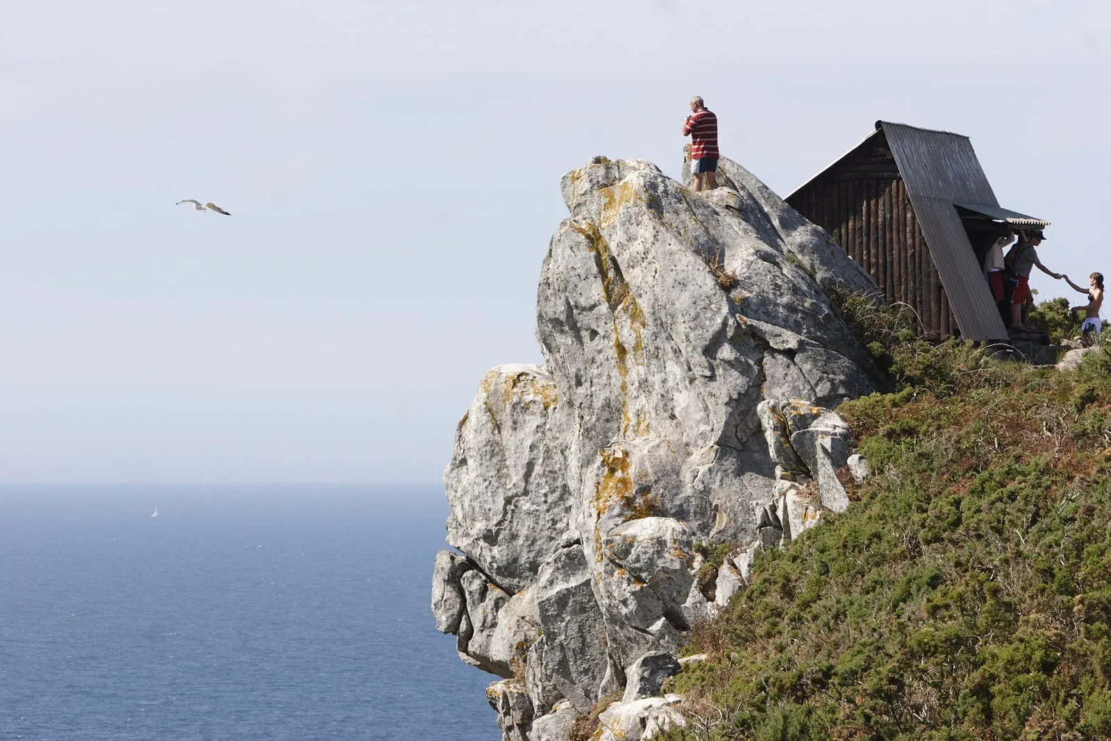 Observatorio de aves de madera sobre un peñasco en los acantilados de las Islas Cíes