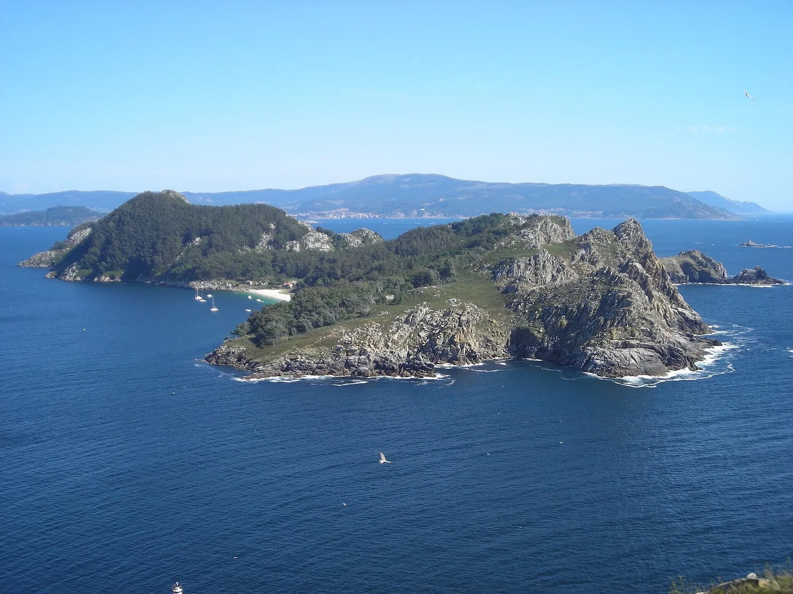 La illa de San Martiño vista desde lo alto de la illa do Faro