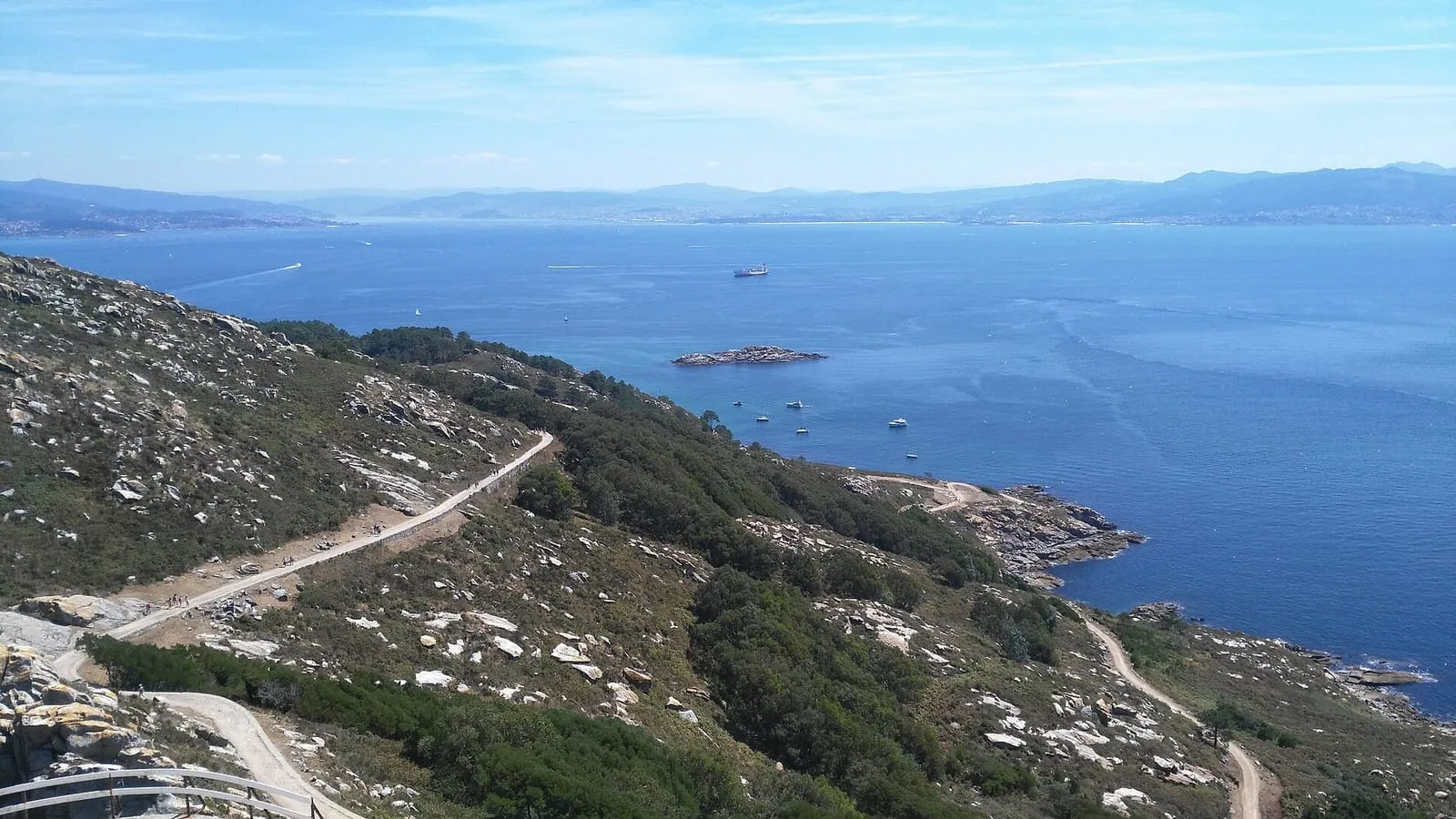 Pista en zigzag por la ladera de la illa do Faro, con la ría de Vigo al fondo
