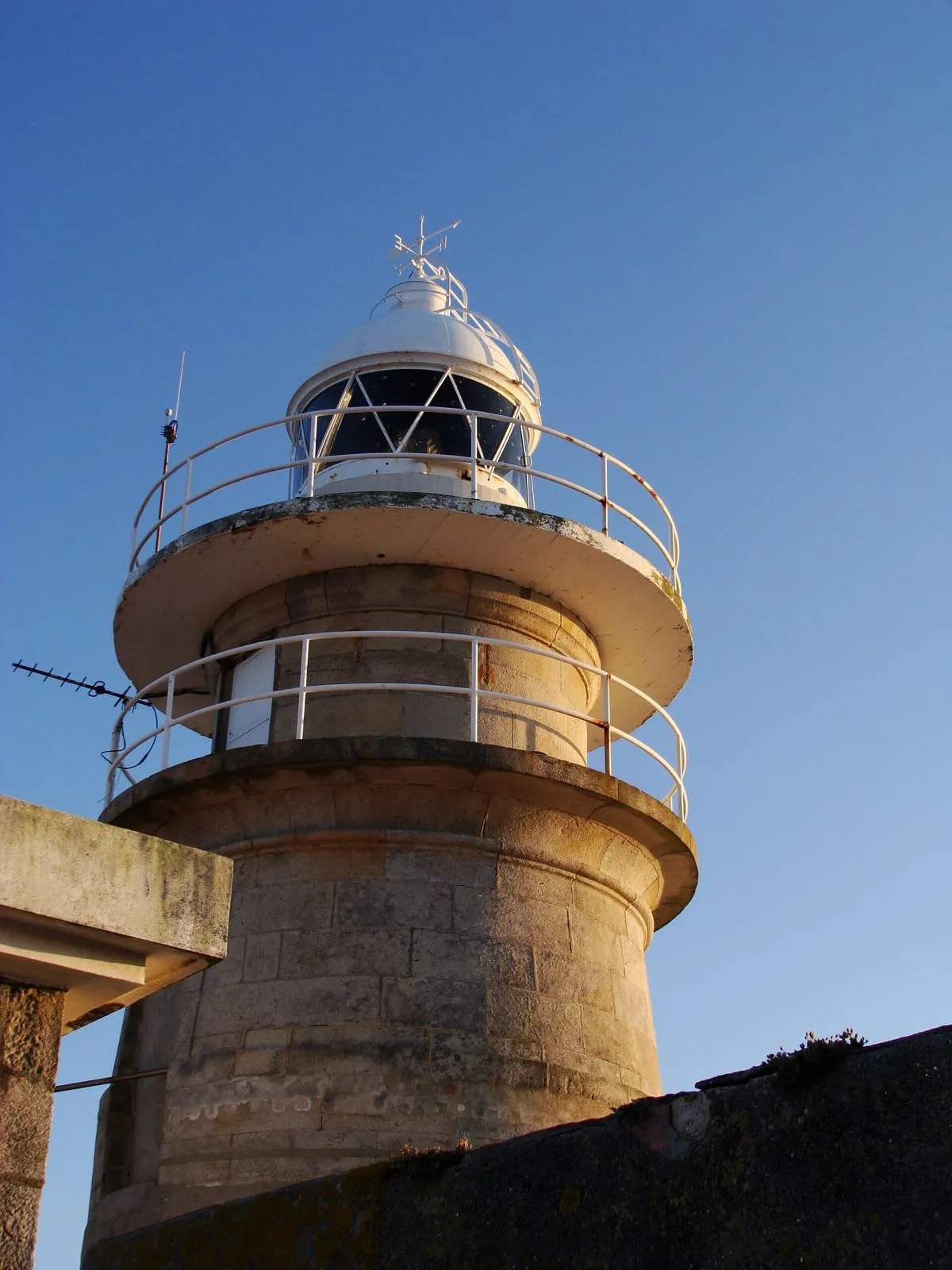 Linterna del Faro de Cíes contra el cielo azul