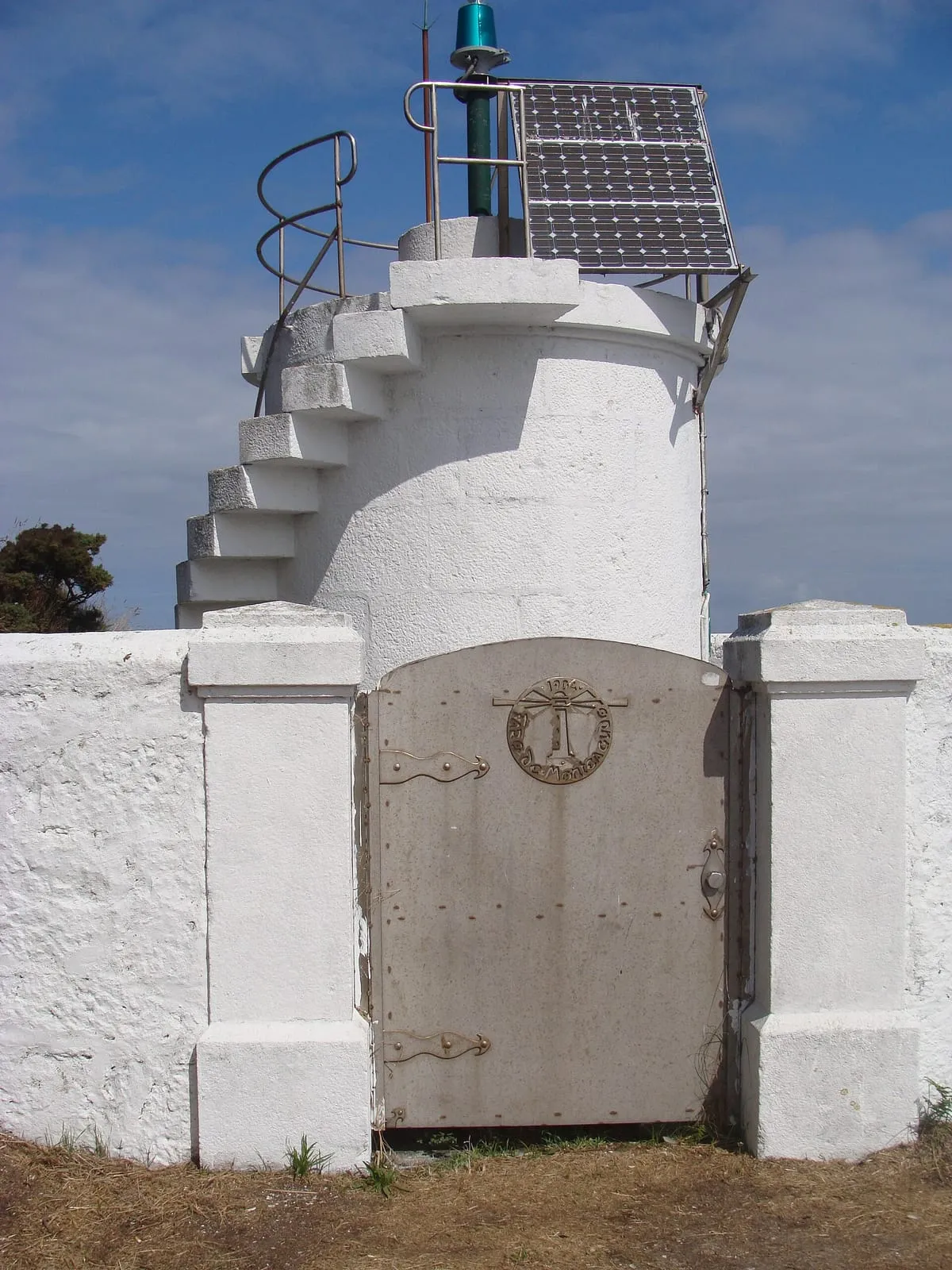 Faro do Peito, pequeño faro blanco con escalera exterior y placa solar