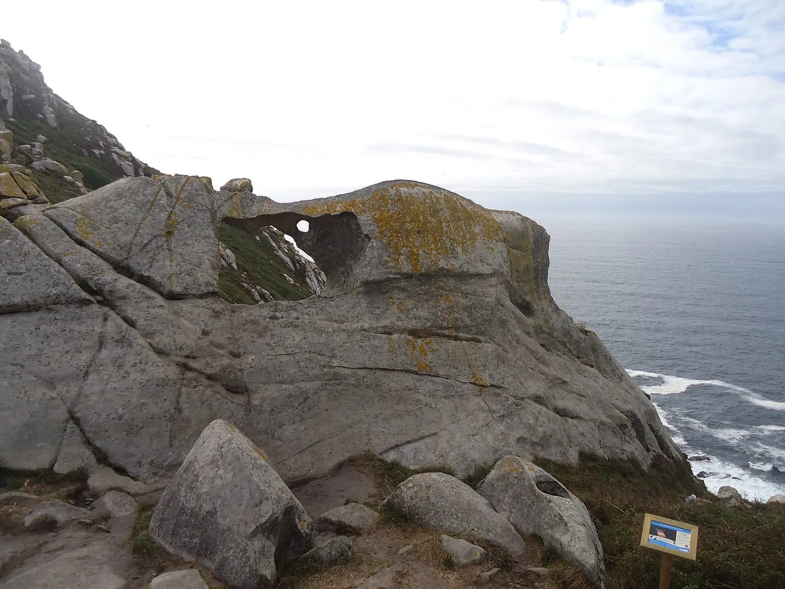 Formación rocosa de la Pedra da Campá sobre el acantilado, con el Atlántico al fondo