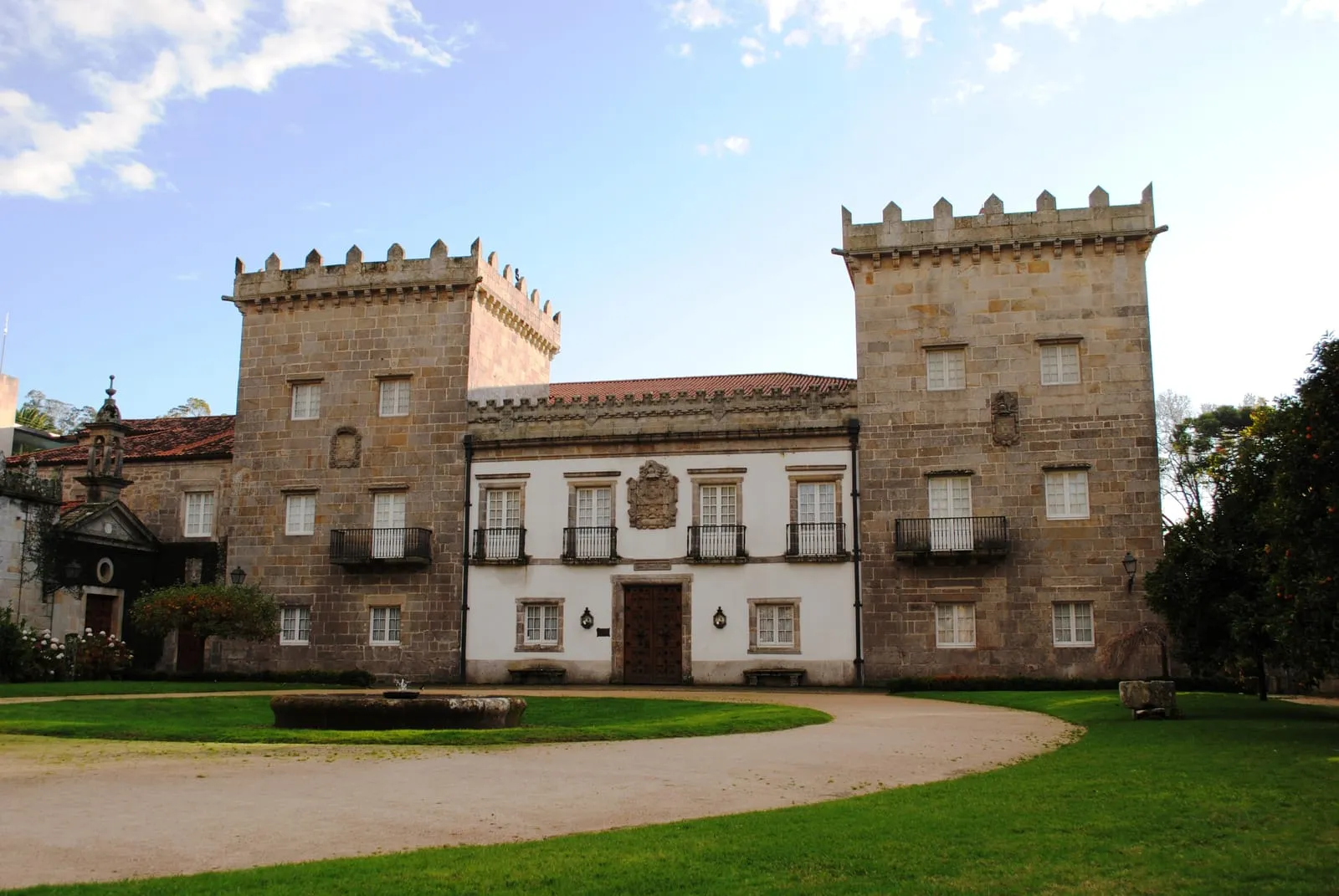 Fachada del pazo Quiñones de León en el parque de Castrelos