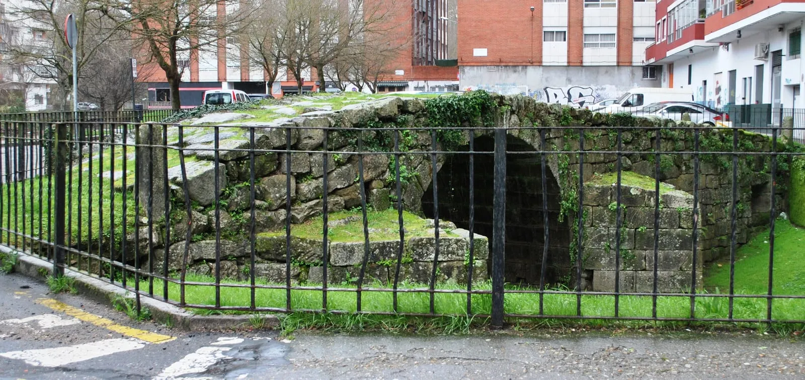 Restos de piedra de la antigua ponte de Castrelos junto a la calle