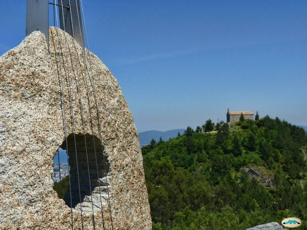 Mirador do Cepudo en la Serra do Galiñeiro, con la capilla de Nosa Señora de Alba