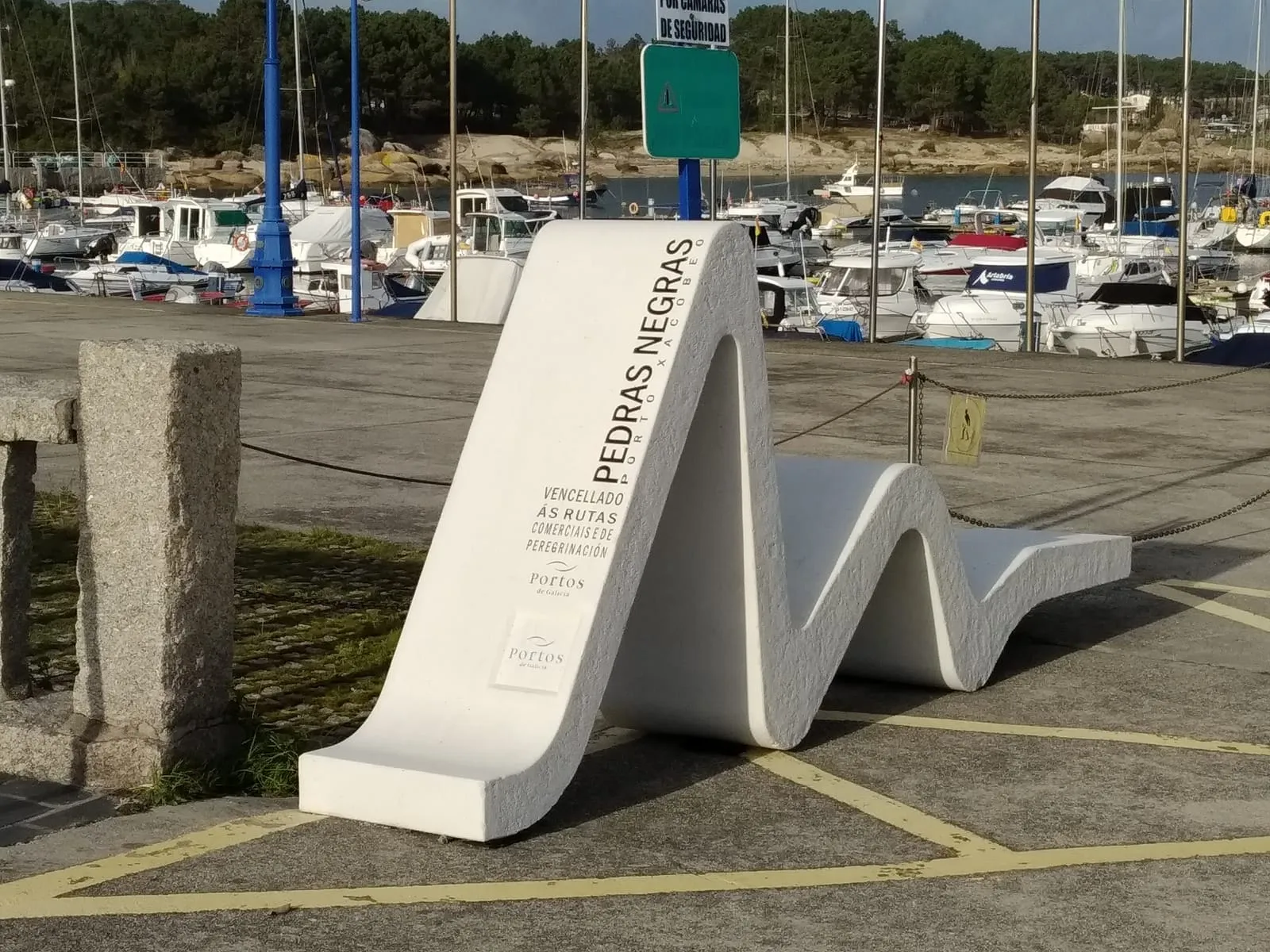 Pasarela de madera sobre las rocas de la costa de Pedras Negras